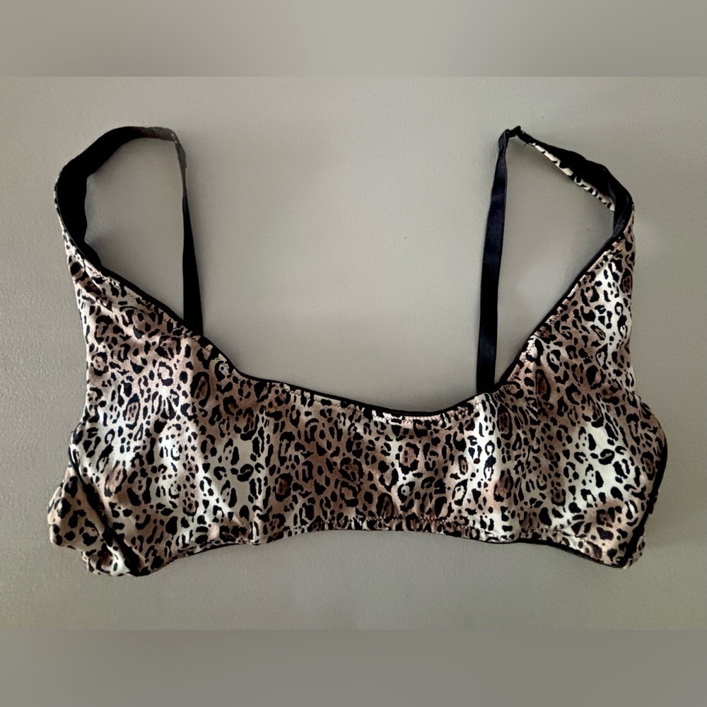 Victoria’s Secret | ladies reversible leopard bralette. Size: 30B